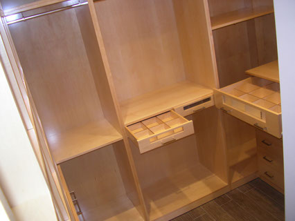 Interior de armario con baldas